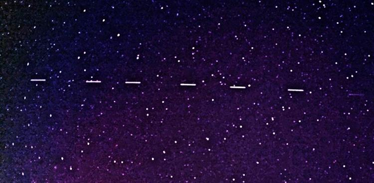 Starlink-satelliter ses tydeligt på nattehimlen.Her er syv fotograferet over den amerikanske delstat Georgia. Arkivfoto. Foto: Wikimedia Commons/Jud McCranie