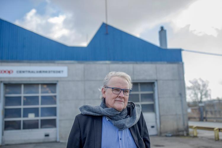 Coops tørvarelager bliver til bæredygtig by, og et industriområde skal omskabes til boliger ved letbanens nye stoppested i Albertslund, hvor borgmester Steen Christiansen (S) her står foran centralværkstedet hos Coop, der regner med 10.000 nye indbyggere i de kommende år.   Foto: Miriam Dalsgaard/POLFOTO