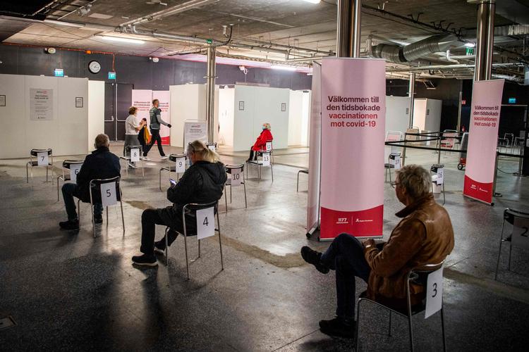 Folk venter på at blive vaccineret i Stockholm. Foto: Carl-olof Zimmerman/Ritzau Scanpix