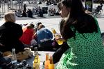 Unge har taget fredagsbaren med ud i solen. Foto: Finn Frandsen/POLFOTO