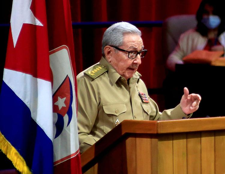 Efter årtier som højt placeret medlem af kommunistpartiet overlader Raul Castro tøjlerne til yngre loyalister. Det bekræftede han i en tale fredag på det cubanske kommunistpartis kongres i Cubas hovedstad, Havana. Foto: Ariel Ley Royero/Ritzau Scanpix
