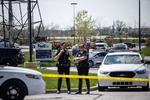 INDIANAPOLIS, IN - APRIL 16: Police officers stand behind caution tape near a crime scene on April 16, 2021 in Indianapolis, Indiana. The area is the scene of a mass shooting at FedEx Ground Facility that left at least eight people dead and five wounded on the evening of April 15. Jon Cherry/Getty Images/AFP == FOR NEWSPAPERS, INTERNET, TELCOS &amp; TELEVISION USE ONLY == Foto: Jon Cherry/Ritzau Scanpix