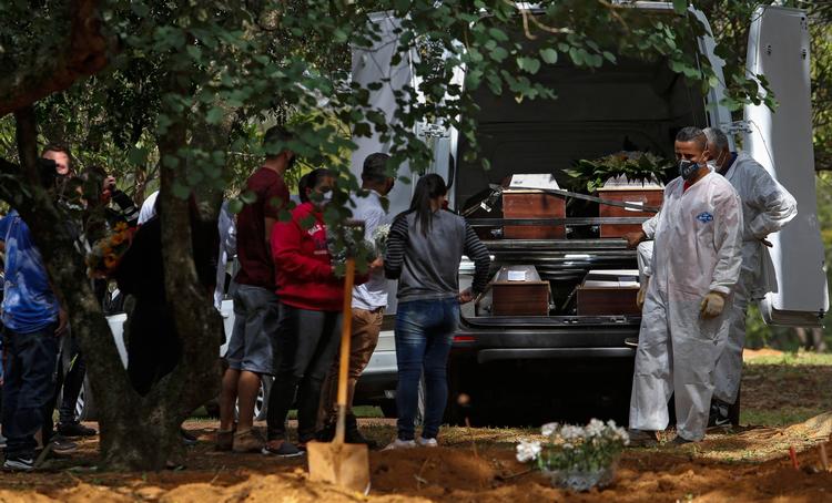 Brasilien er et af de hårdt ramte lande. Billedet er fra Sao Paulo i onsdags, hvor en bil holder med kister, der skal lægges i jorden.  Foto: Miguel Schincariol/Ritzau Scanpix