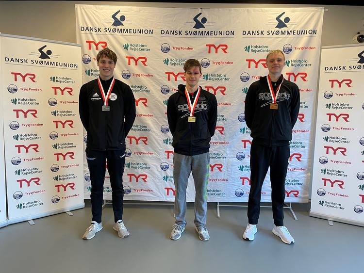 Med sin personlige rekord i 200 meter brystsvømning i dag var Jacob M. Jørgensen (i midten) henholdsvis 4 og 5 sekunder foran sine nærmeste konkurrenter, 19-årige Aksel Skrydstrup fra Aalborg (tv.) og den 16-årige klubkammerater fra Kvik, Mathias Christiansen (th.). Foto: Klaus Bach Christensen/Dansk Svømmeunion