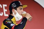 Som det sig hør og bør i et løb med et bryggeri som hovedsponsor, var det med et glas øl, belgieren Wout van Aert fejrede sin sejr på podiet i Amstel Gold Race.
 Foto: Vincent Jannink/Ritzau Scanpix