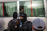  34 børn i alderen fra 3 til 14 år er blevet overdraget til en russisk delegation i Syrien. Og flere er på vej. På billedet er en bus ved at fragte nogle af børnene fra byen Qamishli, mens kurdiske styrker ser til. Foto: Delil Souleiman/Ritzau Scanpix