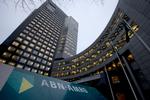 Den hollandske storbank ABN Amro undskylder mandag dybt over for sine kunder, at den har sjusket så grelt med hvidvaskkontrol, at den har måttet betale en bøde på 3,5 milliarder kroner. Nu venter sagerne om personligt ansvar. Foto: Peter Dejong/Ritzau Scanpix