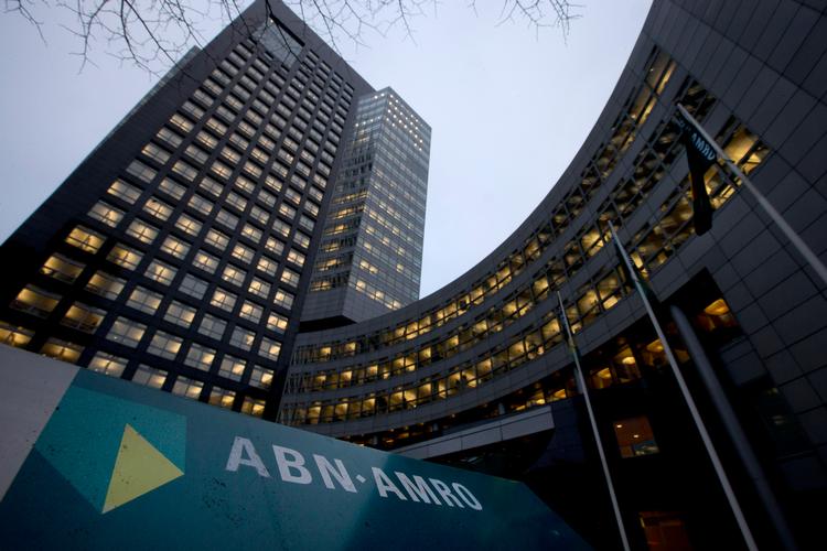 Den hollandske storbank ABN Amro undskylder mandag dybt over for sine kunder, at den har sjusket så grelt med hvidvaskkontrol, at den har måttet betale en bøde på 3,5 milliarder kroner. Nu venter sagerne om personligt ansvar. Foto: Peter Dejong/Ritzau Scanpix
