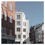 Det konkave hjørne med uret øverst og niveauskift fra den lave Store Regnegade til den højere husrække i Ny Østergade. Foto: Jens Lindhe