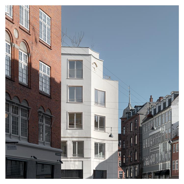 Det konkave hjørne med uret øverst og niveauskift fra den lave Store Regnegade til den højere husrække i Ny Østergade. Foto: Jens Lindhe