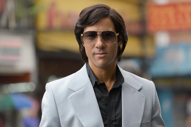 Tahar Rahim har hovedrollen som den psykopatiske, men også charmerende seriemorder Charles Sobhraj, der i en længere årrække tog livet af adskillige hippieturister i Fjernøsten og andre steder.  Foto: Netflix
