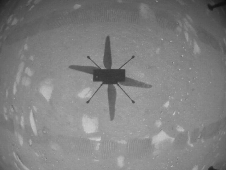 Den amerikanske rumfartsadministration, Nasa, har gennemført en vellykket flyvning med Ingenuity-helikopteren på Mars.. Den lille helikopter vejer 1,8 kilo. Foto: Nasa/jpl-caltech/asu/Ritzau Scanpix