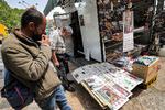  Iraner læser i sin lokale avis, at præstestyret nu kan berige uran til 90 pct...  Foto: Atta Kenare/Ritzau Scanpix