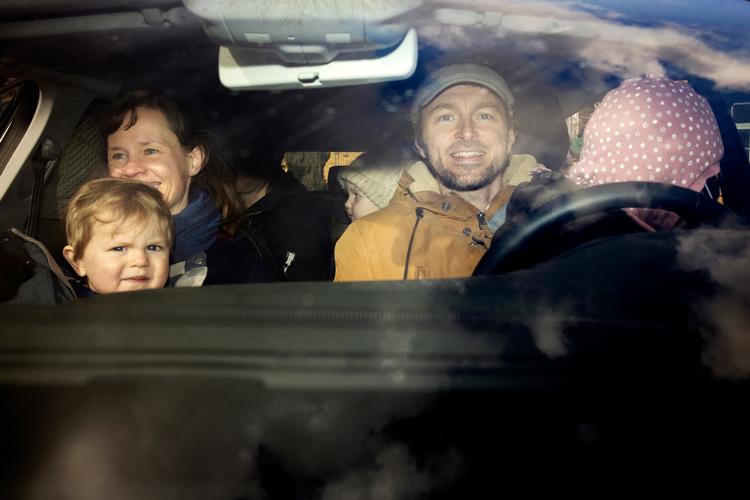 Ni familier deler to biler i bofællesskabet Krake i Lejre, og for familien, der lige er flyttet dertil fra Islands Brygge, er det en lille  økonomisk fordel. Foto: Jesper Houborg/POLFOTO