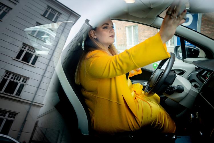 Cecilia Bræstrup bruger GreenMobilitys bybiler hjemmevant, og kører ofte på tur ud af byen og vennebesøg. Foto: Mads Nissen/POLFOTO