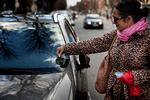 Køreglæde. Sharmila, manden og teenagesønnerne er vilde med at køre i bil, og på Vesterbro kan de vælge den LetsGo bil, der passer til deres behov. Samtidig sparer de over 30.000 kroner i forhold til den årlige pris ved at købe og bruge en ny, stor bil. Foto: Martin Lehmann