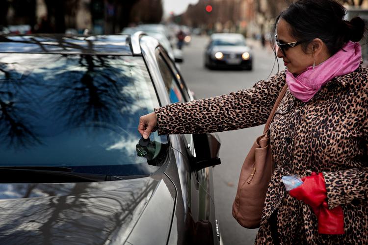 Køreglæde. Sharmila, manden og teenagesønnerne er vilde med at køre i bil, og på Vesterbro kan de vælge den LetsGo bil, der passer til deres behov. Samtidig sparer de over 30.000 kroner i forhold til den årlige pris ved at købe og bruge en ny, stor bil. Foto: Martin Lehmann