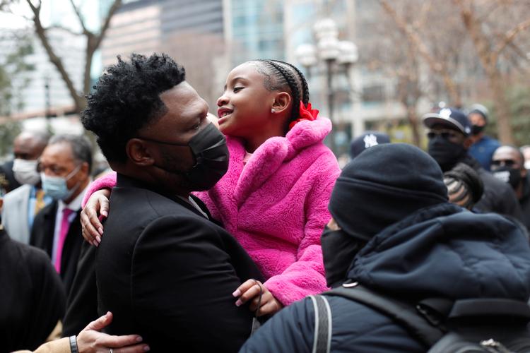 Gianna Floyd, George Floyds 6-årige datter foran retsalen i Minneapolis på den sidste dag i retssagen mod betjenten tiltalt for drab på hendes far.  Foto: Octavio Jones/Ritzau Scanpix