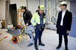 Firmaer, der er leverandører til Københavns Kommune, skal opføre sig ordentligt og arbejde efter reglerne - men kommunens særlige indsatsteam finder stadig  social dumping i stor stil. Her besøger David Salomonsen, leder af det kommunale indsatsteam, en byggeplads på Amager, der ikke er mistænkt for løndumping.    Foto: Jens Dresling/POLFOTO