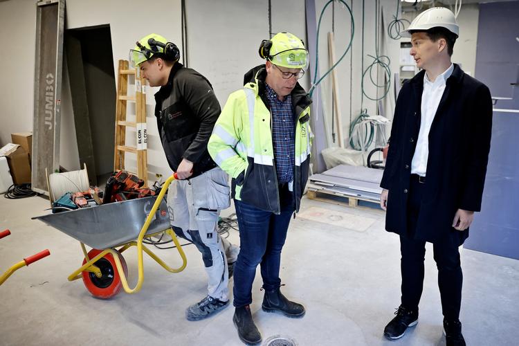 Firmaer, der er leverandører til Københavns Kommune, skal opføre sig ordentligt og arbejde efter reglerne - men kommunens særlige indsatsteam finder stadig  social dumping i stor stil. Her besøger David Salomonsen, leder af det kommunale indsatsteam, en byggeplads på Amager, der ikke er mistænkt for løndumping.    Foto: Jens Dresling/POLFOTO