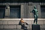 Lise Benthin Præstgaard plejede at besøge Statens Museum for Kunst og Glyptoteket flere gange om ugen, men siden 16. december har landets museer været lukket for anden gang. Og mens adgangen til kunsten er begrænset, føles det, som om hendes hjertesorg trækker ud. Foto: Miriam Dalsgaard/POLFOTO
