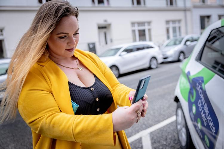 Et klik på en app, og så har Cecilia Bræstrup fra svømmehalskvarteret i Frederiksberg Kommune en elbil, hun kan køre i. Ved at køre med delebil sparer hun cirka 18.000 kroner, sammenlignet med et scenarie, hvor hun selv købte en lignende bil. Foto: Mads Nissen/POLFOTO