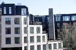 Den amputerede skorsten står klemt inde mellem nybyggerierne på stedet, hvor Slagtergårdene lå. Foto: Jens Dresling/POLFOTO