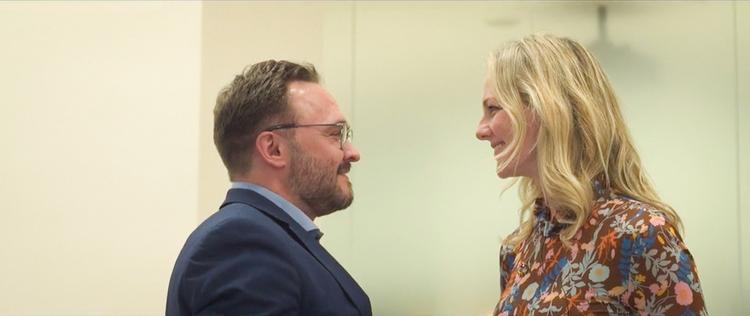 Klimaminister Dan Jørgensen og daværende formand for Klimaudvalget Ida Aukens kamp for en klimalov reduceres til walkover uden værdig modstand i Phie Ambos ’70/30’,  Foto fra filmen Hansen&Pedersen