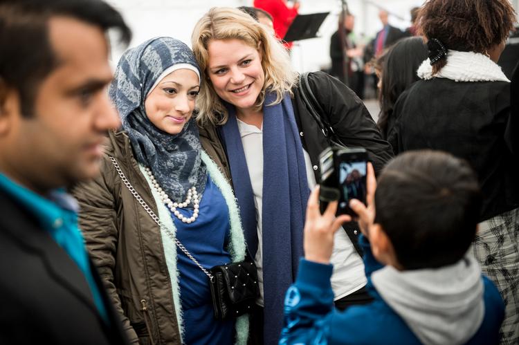 Statsborgerskabsdagen i 2015 blev fejret af bl.a. Johanne Schmidt-Nielsen, tidligere Enhedslisten-medlem. Nu kan det blive sværere at få statsborgerskab - såvel en betinget som ubetinget fængselsstraf vil fremover forhindre udlændinge i at få dansk statsborgerskab. Foto: Sebastian Buur Gunvald/POLFOTO