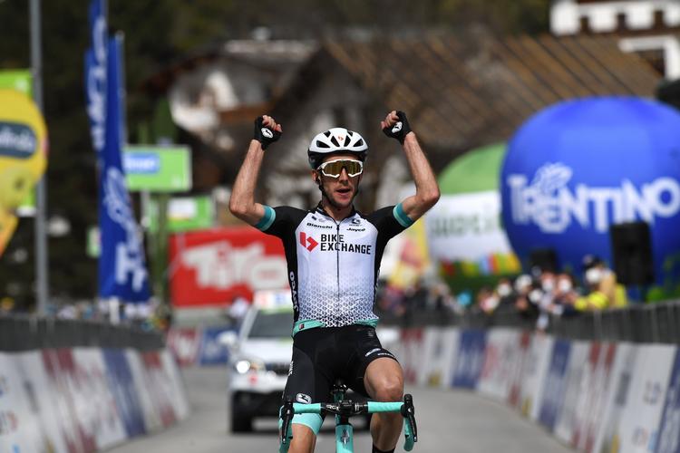 Simon Yates har rigelig tid til at juble over triumfen på 2. etape i Tour of the Alps, som også indbragte ham førertrøjen. Foto: Team BikeExchange. 
