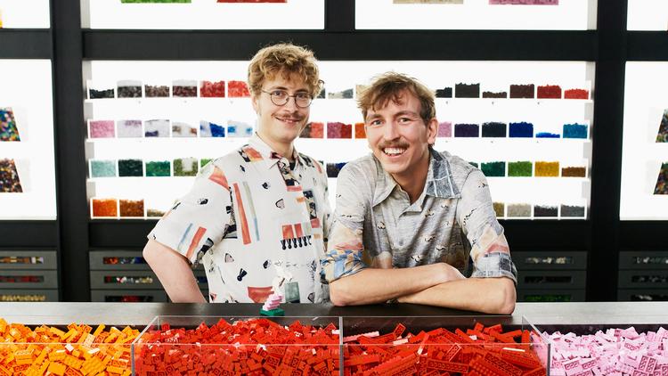 Vennerne Frederik  og Magnus, henholdsvis civilingeniør og bachelor i arkitektur, er et scoop for TV 2's nye underholdningsprogram, 'Lego Masters'. Foto: Henrik Ohsten/TV 2