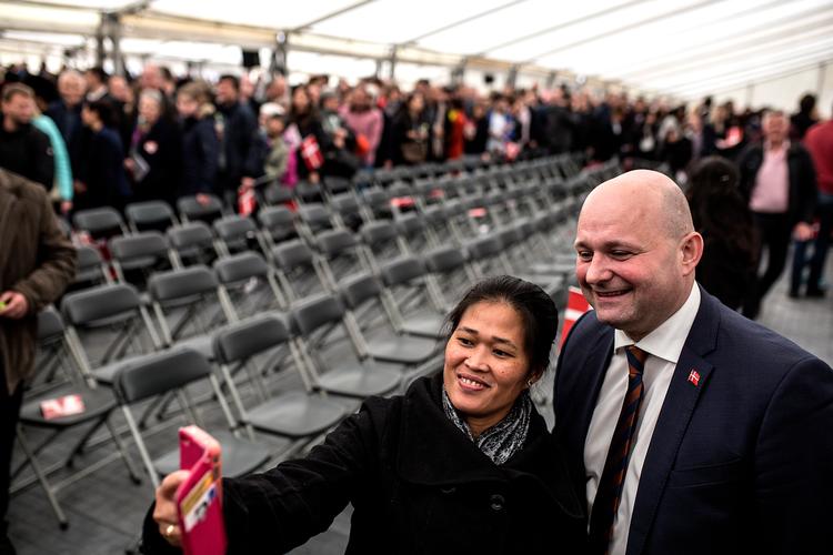 Regeringen har tirsdag indgået en aftale med Venstre, De Konservative og Liberal Alliance om indfødsret. Aftalen gør det sværere at få dansk statsborgerskab.Billdet er fra 2017, hvor bl.a. partileder Søren Pape var med til at fejre den årlige statsborgerskabsdag.

 Foto: Ivan Boll/POLFOTO
