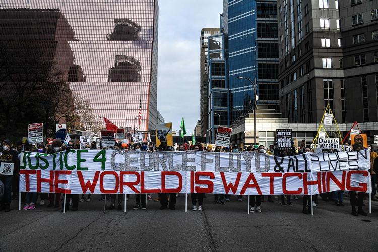 Retssagen mod den tidligere betjent Derek Chauvin, der er tiltalt for drab i sagen om George Floyds død, har skabt stor opmærksomhed i USA. Under navnet ’Black Lives Matter kæmper en bevægelse mod politivold og racemæssig ulighed.   Foto: Chandan Khanna/Ritzau Scanpix