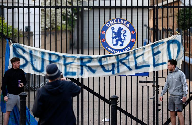 "supergrådighed" lyder hilsen fra Chelsea-fans til klubbens ledelse. .  Foto: Adrian Dennis/Ritzau Scanpix