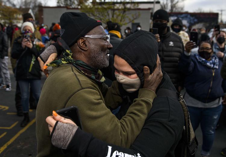 Charles McMillan (venstre) og Genevieve Hansen, to af øjenvidnerne, der overværede mordet på George Floyd, omfavner hinanden, efter skyldig-dommen mod betjenten Derek Chauvin blev læst op i Minneapolis. Foto: Stephen Maturen/Ritzau Scanpix