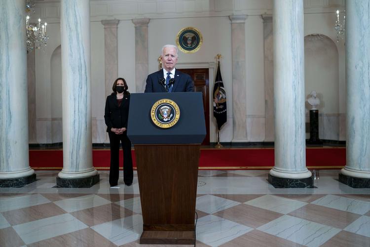 WASHINGTON, DC - APRIL 20: U.S. President Joe Biden makes remarks as Vice President Kamala Harris looks on in response to the verdict in the murder trial of former Minneapolis police officer Derek Chauvin at the Cross Hall of the White House April 20, 2021 in Washington, DC. Chauvin was found guilty today on all three charges he faced in the death of George Floyd last May. Doug Mills-Pool/Getty Images/AFP == FOR NEWSPAPERS, INTERNET, TELCOS &amp; TELEVISION USE ONLY == Foto: Pool/Ritzau Scanpix