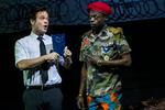 Danser, sanger og skuespiller Silas Holst (tv.) ses her under prøver til musicalen 'The Book of Mormon'  på Det Ny Teater i 2018. Foto: Mads Nissen/POLFOTO