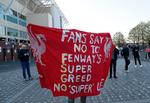 Protesten for Europas for engang skyld forenede fodbodfans var massiv og havde lammende virkninger på den såkaldte Super League. Her Liverpool fans udenfor stadion i Leeds. Foto Lee Smith