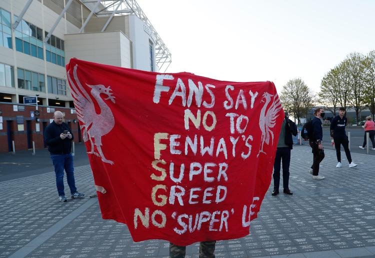Protesten for Europas for engang skyld forenede fodbodfans var massiv og havde lammende virkninger på den såkaldte Super League. Her Liverpool fans udenfor stadion i Leeds. Foto Lee Smith