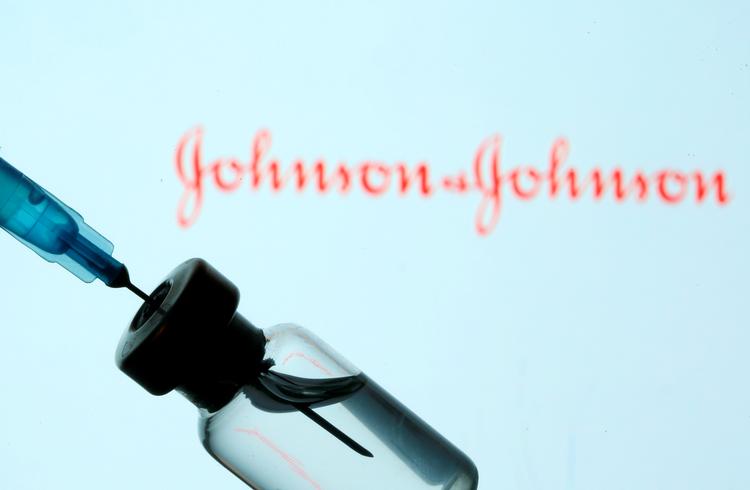 FILE PHOTO: A vial and sryinge are seen in front of a displayed Johnson&amp;Johnson logo in this illustration taken January 11, 2021. REUTERS/Dado Ruvic/Illustration/File Photo Foto: Dado Ruvic/Ritzau Scanpix
