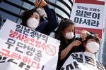 Sydkoreanske studerende får barberet deres hår af i protest mod den japanske regerings beslutning om at udlede forurenet vand ud i Stillehavet. Foto: Kim Hong-ji/Ritzau Scanpix