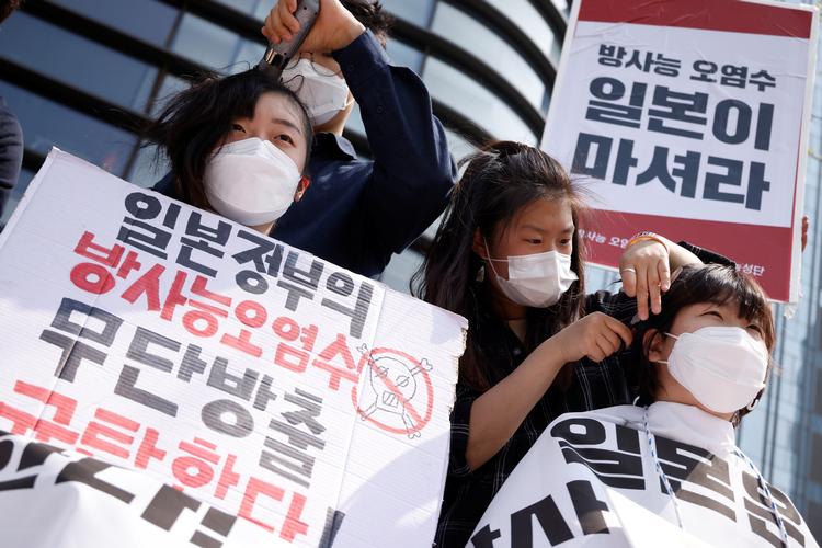 Sydkoreanske studerende får barberet deres hår af i protest mod den japanske regerings beslutning om at udlede forurenet vand ud i Stillehavet. Foto: Kim Hong-ji/Ritzau Scanpix