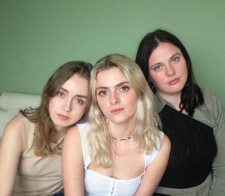 Kathrine Skibsted, Caroline Mathilde Salic og Andrine Moland er instruktørerne bag dokumentarfilmen ’Elsker, elsker ikke’, som har almindelig biografpremiere den 8. maj, men bliver også vist på CPH:DOX. 