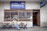 Basse fra Christiania havde bord til brunch i formiddags ved Christianshavns kanal og nyder lige en kold på Kanal Bodega inden da. Foto: Marius Renner/POLFOTO