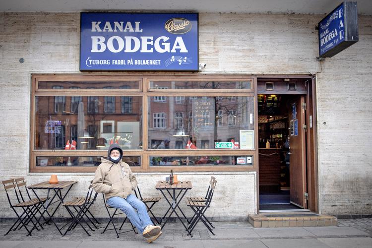 Basse fra Christiania havde bord til brunch i formiddags ved Christianshavns kanal og nyder lige en kold på Kanal Bodega inden da. Foto: Marius Renner/POLFOTO