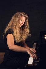 Det har altid været en drøm at bestille nyskrevet musik hos danske komponister, fortæller Christina Bjørkøe i forordet til de 12 etuder. Foto: Thorbjørn Fessel