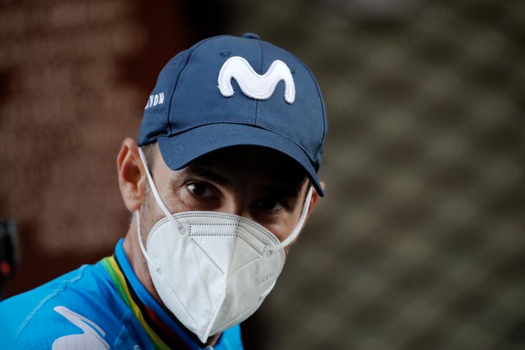 Selv bag masken og under kaskettens skygge fornemmes den tilsyneladende uudslukkelige kampgejst i Alejandro Valverdes øjne.
 Foto: Christophe Ena/Ritzau Scanpix