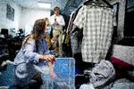 Den danske Viaplay-serie 'Try Hard' har sat alle kræfter ind på at producere bæredygtigt tv, blandt andet ved at genbruge. Også forbrugerne går efter tøj og sko på markeder, i genbrugsbutikkerne, på dba.dk og Trendsales.. Nu vil netgiganten Zalando.com med på trenden. Foto: Finn Frandsen/POLFOTO