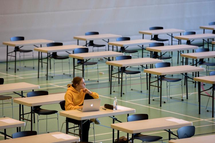 Fredag skal Folketingets uddannelsesordfører afgøre antallet af sommerens eksaminer for blandt andet folkeskolens afgangselever og studenter  Foto: Finn Frandsen/POLFOTO