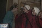 Elizabeth Moss er atter aktuel som den plagede June, der må stå model til ikke så lidt i dystopi-serien 'The Handmaid's Tale'. Foto: HBO Nordic